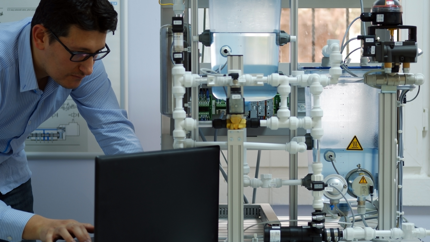 Beginner's Guide to Allen-Bradley PLC Programming with RSLogix 5000